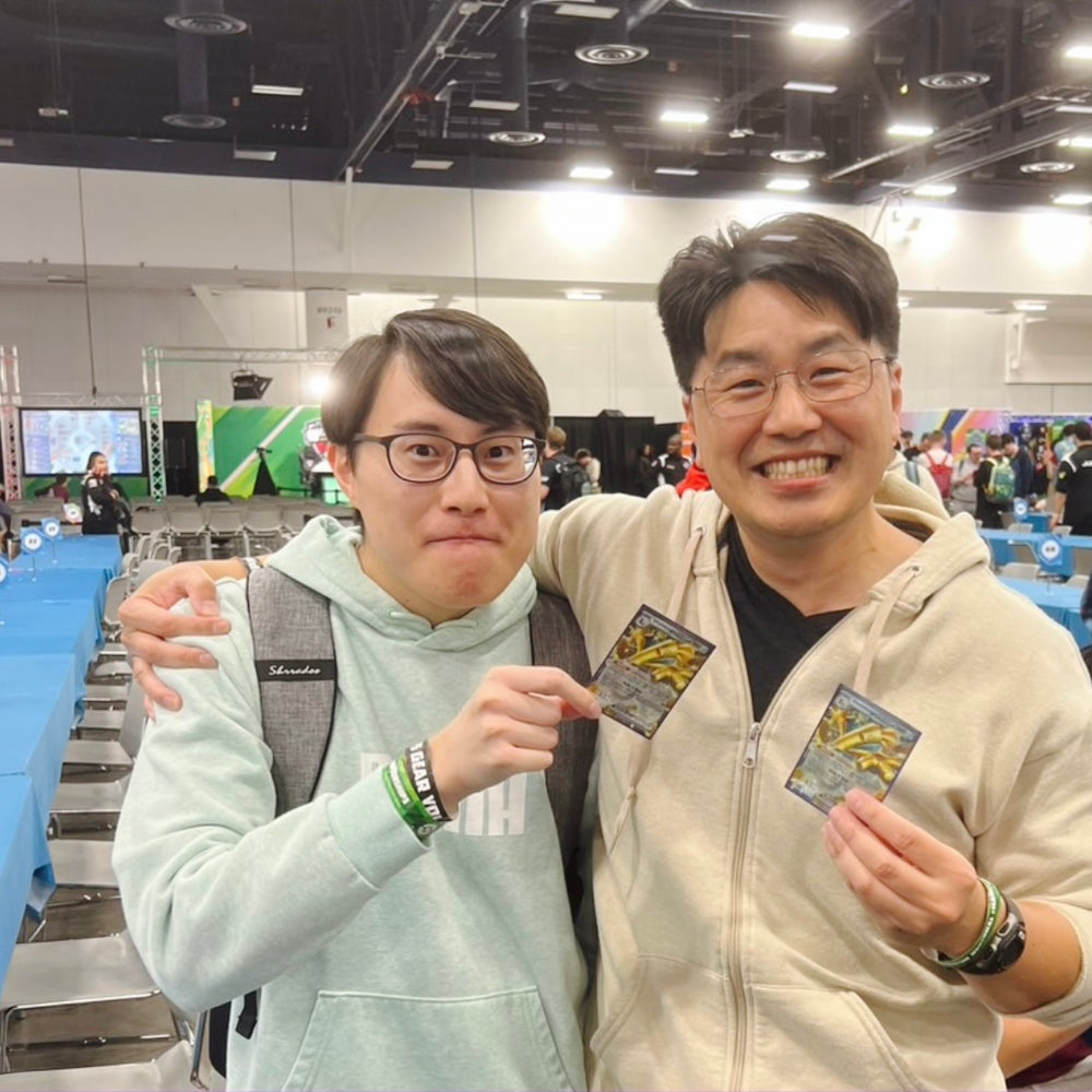 大会会場でカードを手にする二人の写真。TCEvolutions公式ストーリーより